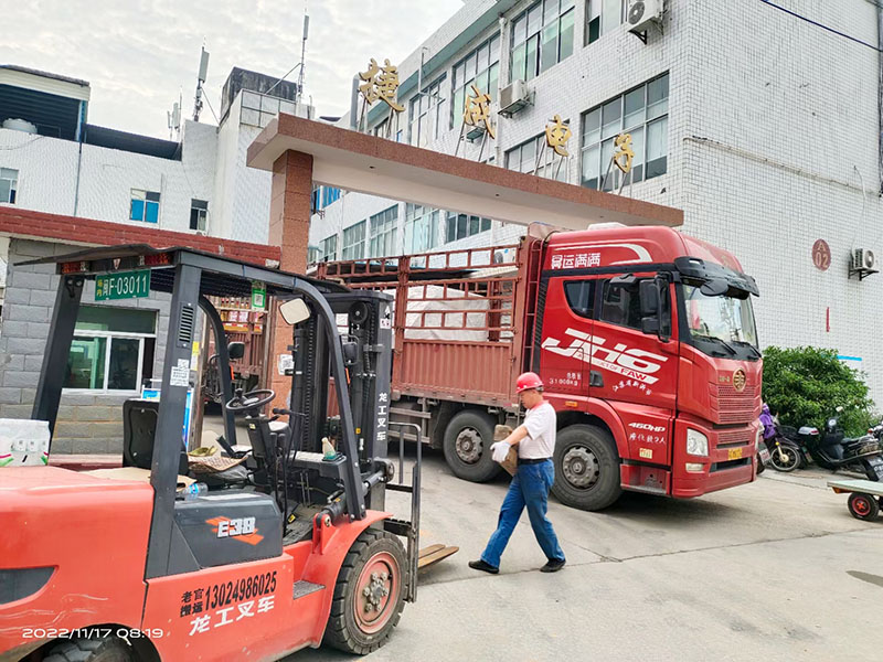 2022年11月17日訂購的臺灣生產(chǎn)的“東臺牌”數(shù)控鉆孔機(jī)安裝到位！