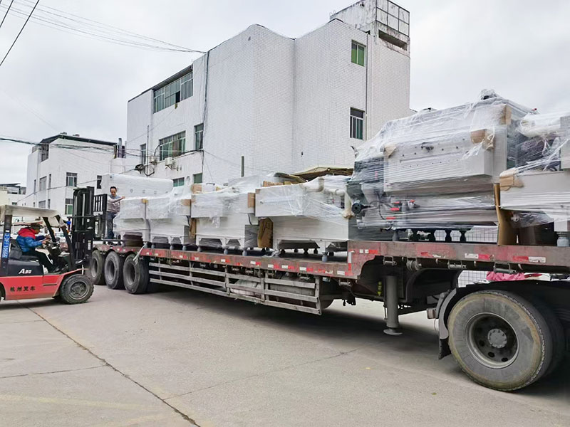 2022年1月19日福建工廠，訂購的自動退膜退錫蝕刻線到廠，該機(jī)全長32米